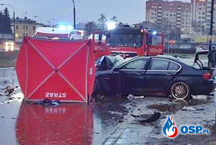 BMW rozbiło się na drzewie w Łodzi. Dwie osoby zginęły, trzecia walczy o życie. OSP Ochotnicza Straż Pożarna