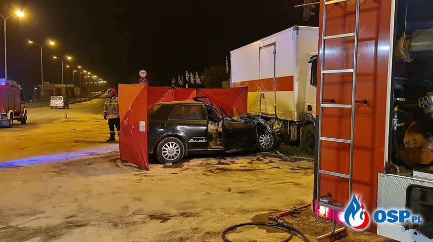 Dwie osoby zginęły po zderzeniu w Łodzi. Audi wbiło się w