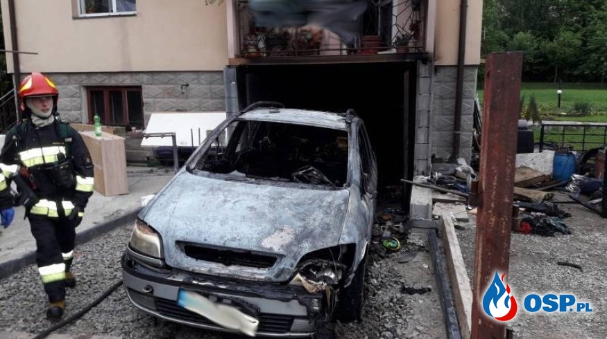 Mężczyzna ranny w pożarze w Marcinkowicach. Spłonął garaż i samochód osobowy. OSP Ochotnicza Straż Pożarna