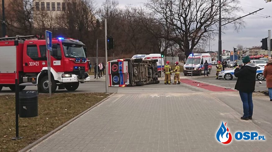 Wypadek karetki pogotowia w Lublinie. Ambulans przewrócił się na bok. OSP Ochotnicza Straż Pożarna
