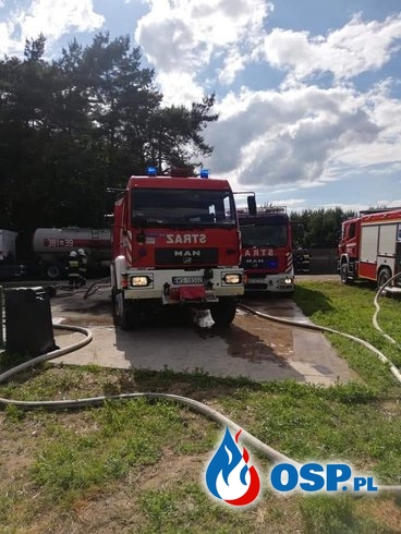 11 zastępów strażaków gasiło pożar kurnika. Wezwano karetkę pogotowia. OSP Ochotnicza Straż Pożarna