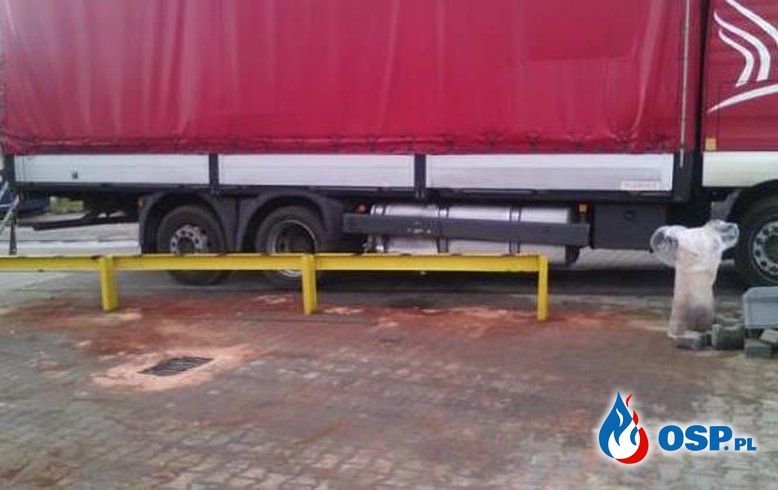 Amica Wronki - uszkodzony zbiornik paliwa samochodu ciężarowego. OSP Ochotnicza Straż Pożarna