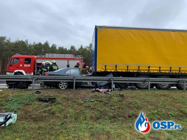 Samochód wbił się pod naczepę ciężarówki. Do wypadku na A2 wezwano śmigłowiec LPR. OSP Ochotnicza Straż Pożarna