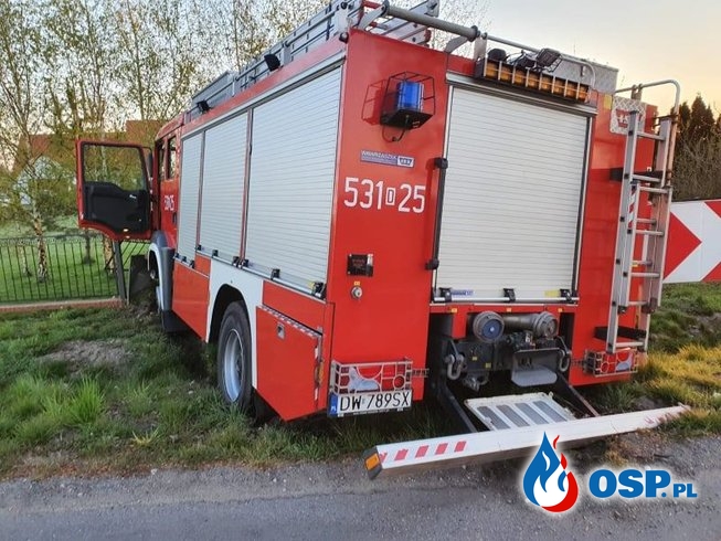 Wóz bojowy JRG z Polkowic wpadł do rowu. Strażacy jechali do wypadku. OSP Ochotnicza Straż Pożarna