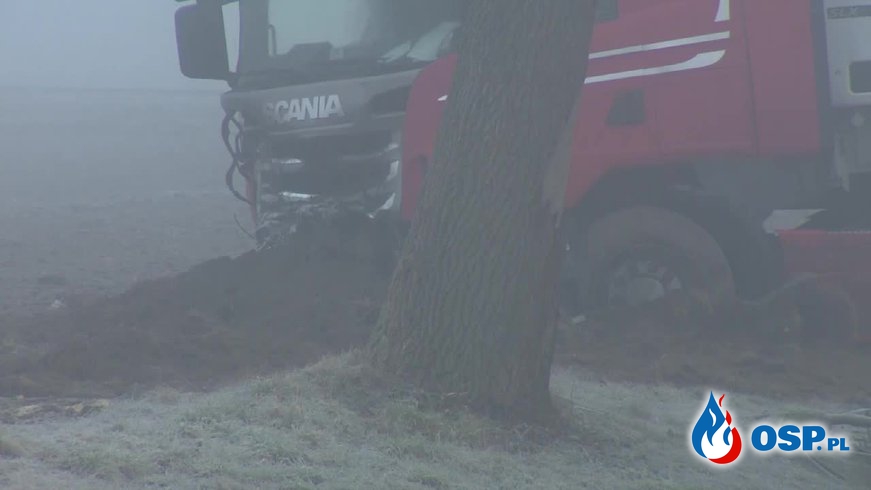 Tragiczny wypadek w gęstej mgle. Audi czołowo zderzyło się z ciężarówką. OSP Ochotnicza Straż Pożarna