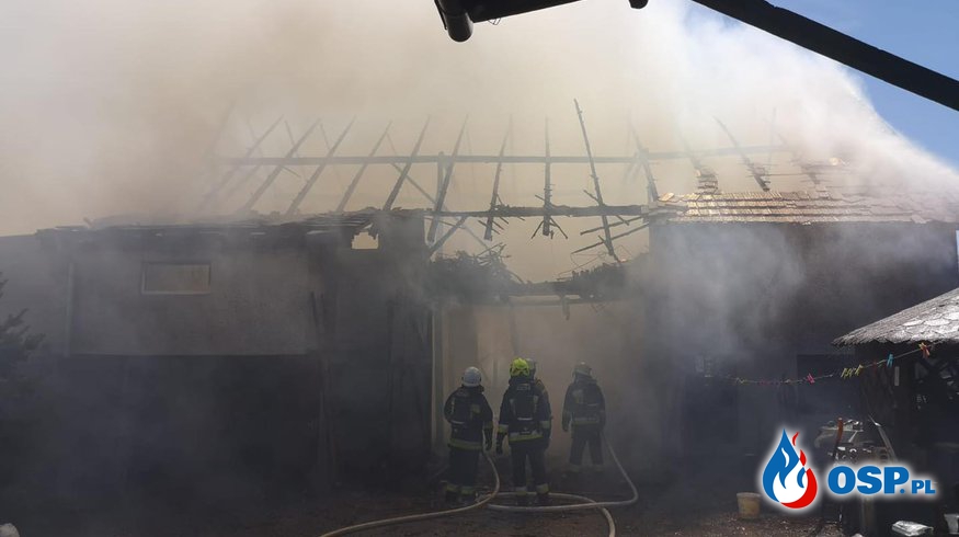 Pożar stodoły w Łanach pod Kędzierzynem-Koźlem. Trwa akcja gaśnicza. OSP Ochotnicza Straż Pożarna