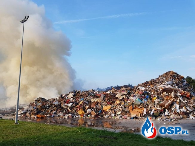 Ponad 100 strażaków, samoloty i śmigłowiec w akcji. Płonie wysypisko śmieci w Kędzierzynie-Koźlu. OSP Ochotnicza Straż Pożarna