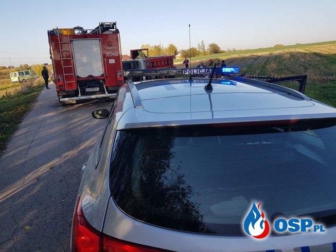 Wypadek strażaków w drodze do pożaru. Wóz przewrócił się na bok. OSP Ochotnicza Straż Pożarna