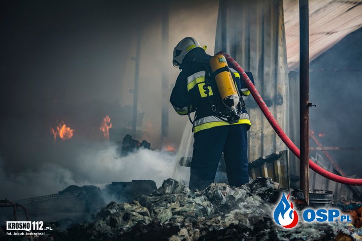 Pożar zakładu produkującego znicze. Strażacy uratowali budynek mieszkalny! OSP Ochotnicza Straż Pożarna