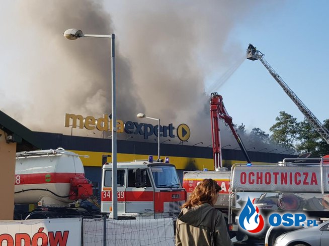 Pożar marketu w Nowym Sączu. W akcji gaśniczej brało udział 60 strażaków. OSP Ochotnicza Straż Pożarna