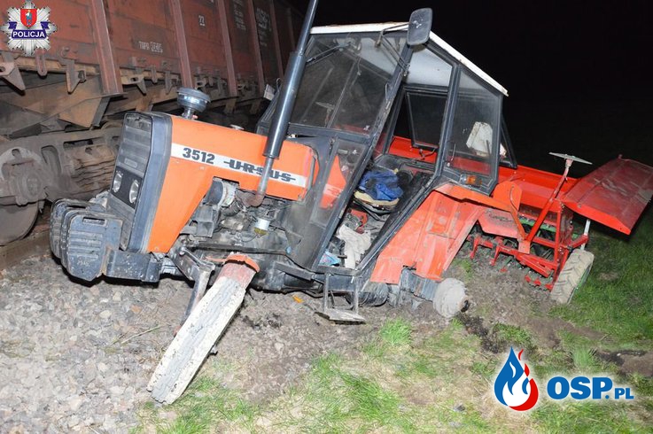 63-latek wjechał traktorem wprost pod pociąg. Mężczyzna trafił do szpitala. OSP Ochotnicza Straż Pożarna