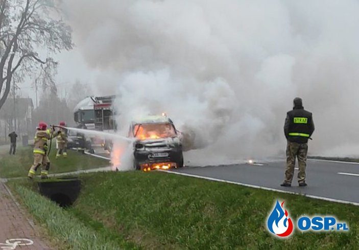 Druhowie OSP Głodno jadący drogą, zauważyli płonące auto. Ruszyli z pomocą. OSP Ochotnicza Straż Pożarna