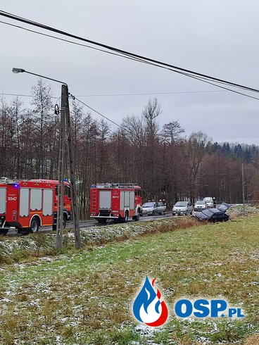 Wypadek drogowy na drodze powiatowej w Siedliskach OSP Ochotnicza Straż Pożarna