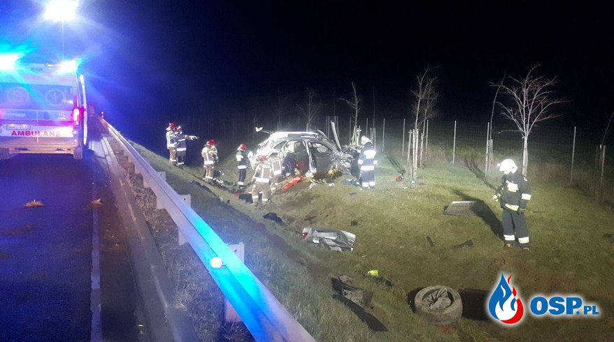 Wypadek Bentleya na trasie S7. Kierowca wypadł podczas dachowania, zginął na miejscu. OSP Ochotnicza Straż Pożarna