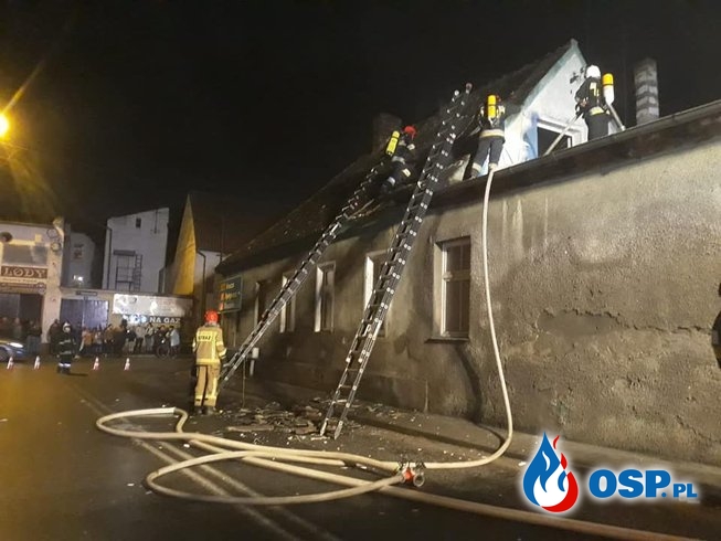 Tragiczny pożar poddasza w Koronowie. Nie żyje starszy mężczyzna. OSP Ochotnicza Straż Pożarna