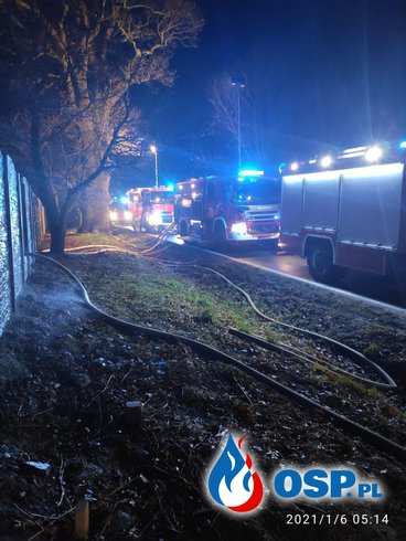 Strażak ranny podczas gaszenia pożaru tartaku w Przeciszowie. W akcji 17 zastępów. OSP Ochotnicza Straż Pożarna