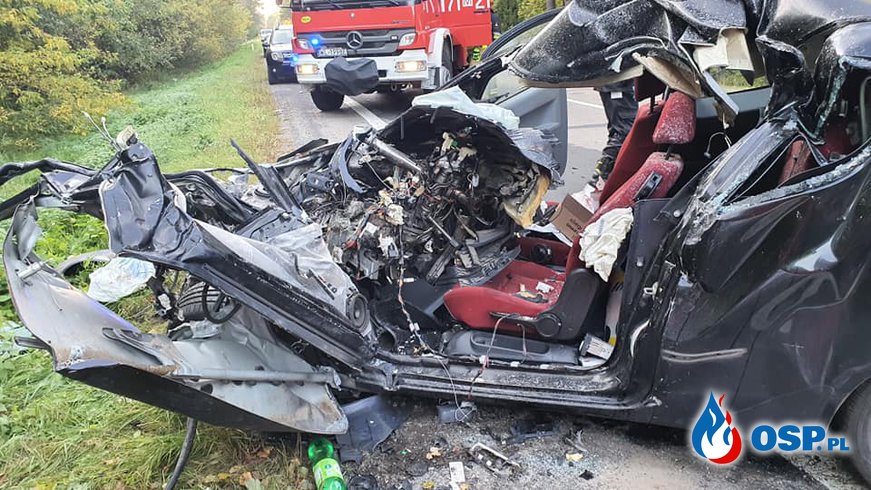 "Zjechał na przeciwny pas i zderzył się z ciężarówką". 47-letni kierowca zginął na miejscu. OSP Ochotnicza Straż Pożarna