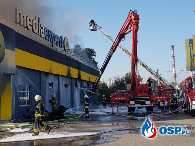 Pożar marketu w Nowym Sączu. W akcji gaśniczej brało udział 60 strażaków. OSP Ochotnicza Straż Pożarna