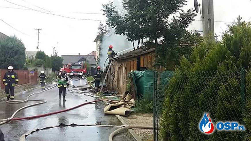 Pożar drewnianego domu w Sułkowicach. OSP Ochotnicza Straż Pożarna