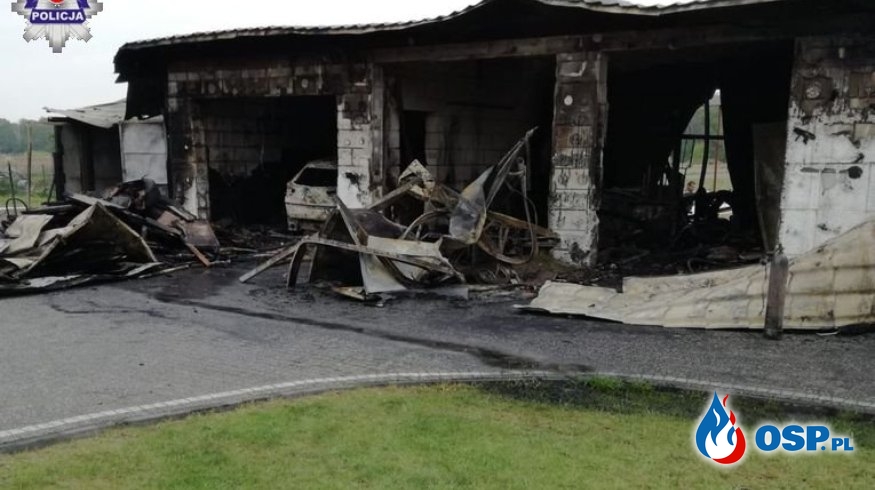 Samochody i motocykl spłonęły w pożarze budynku gospodarczego pod Puławami OSP Ochotnicza Straż Pożarna