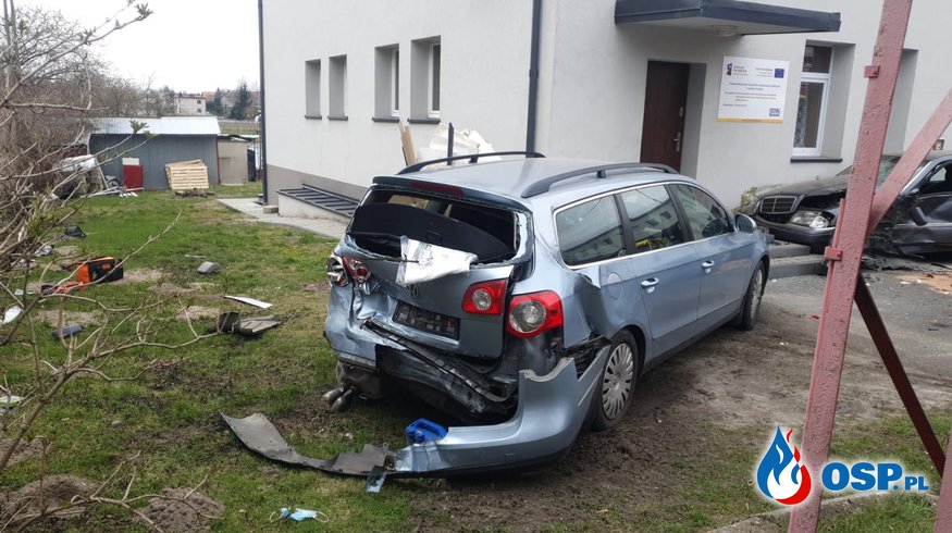 Wypadek na parkingu JRG w Strykowie. Rozpędzony samochód staranował auta strażaków. OSP Ochotnicza Straż Pożarna