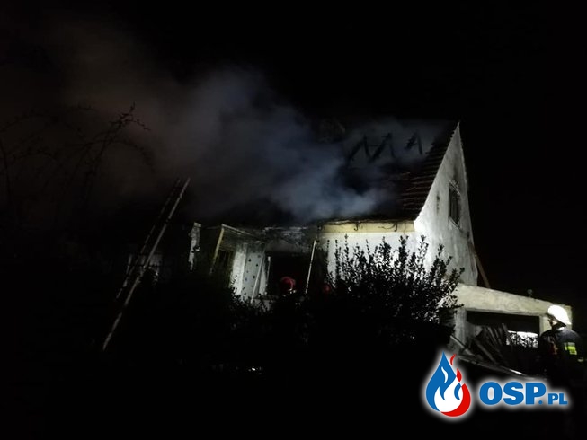 Pożar domu pod Opolem. Strażak został ranny w czasie akcji. OSP Ochotnicza Straż Pożarna