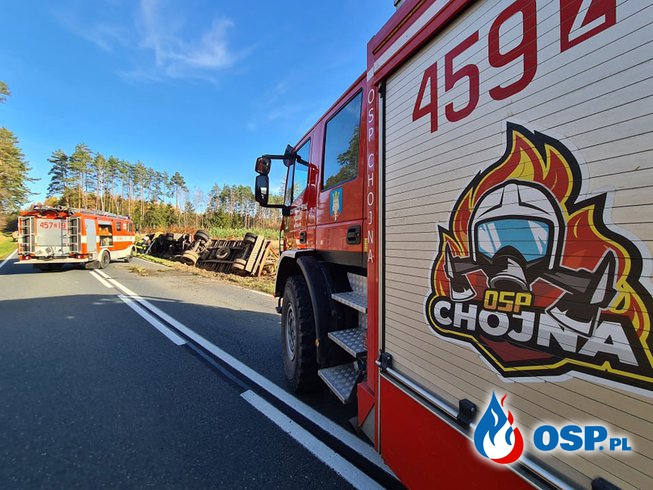 242/2021 Przewrócona ciężarówka z drzewem na DK31 OSP Ochotnicza Straż Pożarna