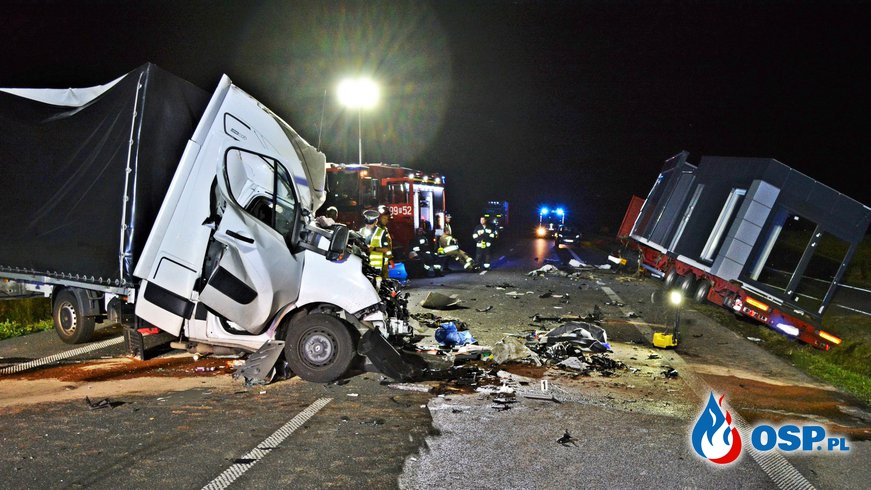 Czołowe zderzenie busa z ciężarówką. 37-latek zginął na miejscu. OSP Ochotnicza Straż Pożarna