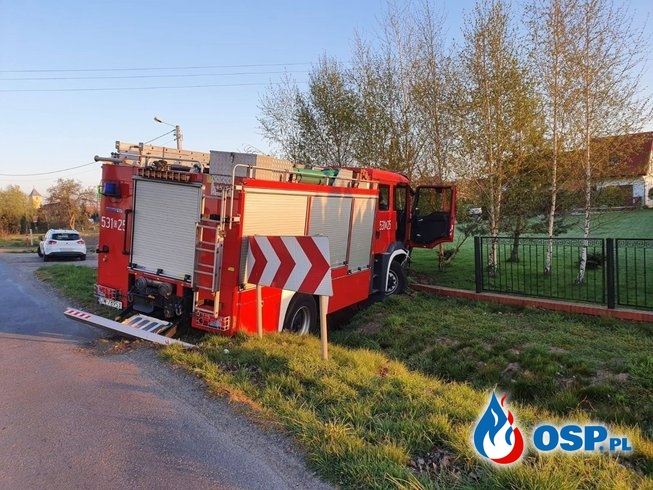 Wóz bojowy JRG z Polkowic wpadł do rowu. Strażacy jechali do wypadku. OSP Ochotnicza Straż Pożarna