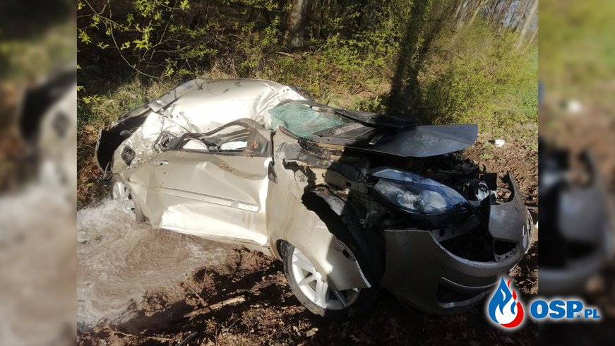 Renault uderzyło w drzewo i dachowało. Nie żyją dwie osoby. OSP Ochotnicza Straż Pożarna