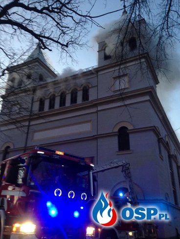 Pożar kościoła w Braniewie: spłonął dach. Ocalały wieże, organy i ołtarz. Przez ponad pięć godzin ponad 100 strażaków walczyło z pożarem. OSP Ochotnicza Straż Pożarna