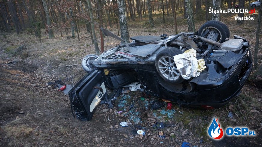 Czołowe zderzenie mercedesa i BMW. Dwie osoby zginęły. OSP Ochotnicza Straż Pożarna