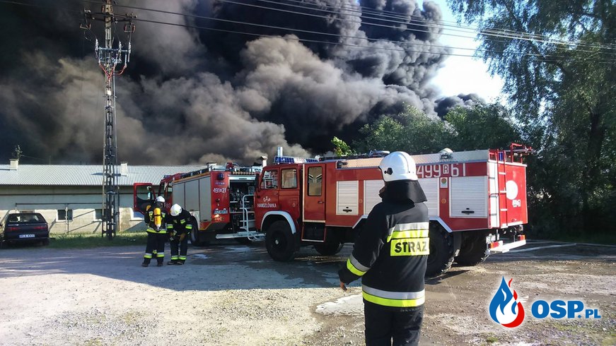 Ogromny pożar hali z oponami w Markowej. Ewakuowano kilkuset okolicznych mieszkańców! OSP Ochotnicza Straż Pożarna