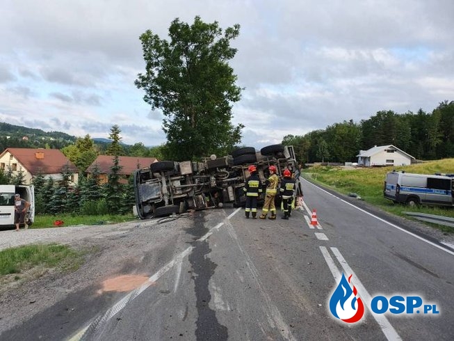 Ciężarówka z maszyną budowlaną przewróciła się pod Grybowem OSP Ochotnicza Straż Pożarna