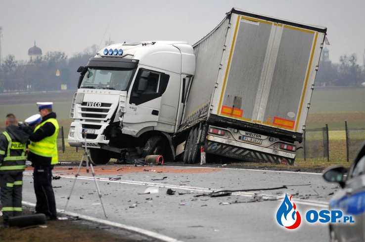 Czołowe zderzenie auta osobowego z ciężarówką. Dwie ofiary śmiertelne. OSP Ochotnicza Straż Pożarna