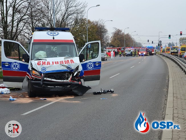 Jedna osoba zginęła w zderzeniu karetki z autem osobowym. Ambulans wiózł pacjenta z koronawirusem. OSP Ochotnicza Straż Pożarna