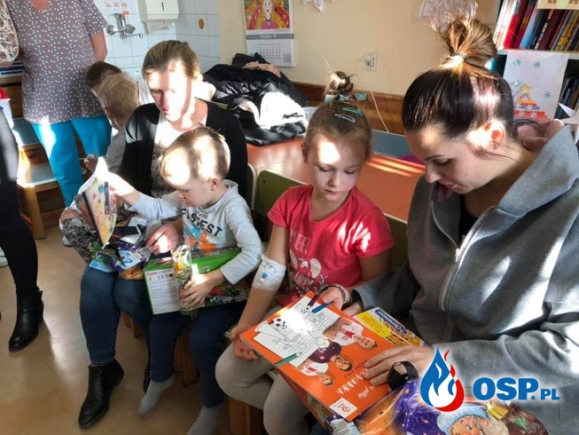 Strażacy-Mikołaje odwiedzili dzieci w szpitalu. Nie zapomnieli o prezentach. OSP Ochotnicza Straż Pożarna