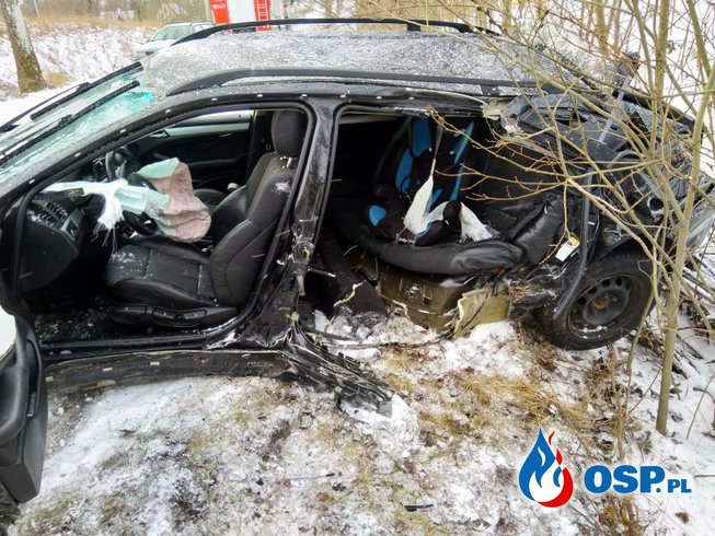 Matka zginęła, dziecko przeżyło. Wypadek BMW pod Gołdapią. OSP Ochotnicza Straż Pożarna