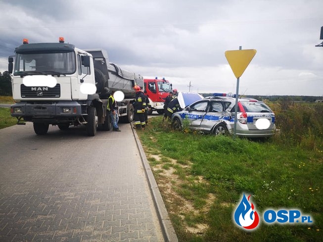 Wypadek policyjnego radiowozu. Policjanci zderzyli się z ciężarówką. OSP Ochotnicza Straż Pożarna