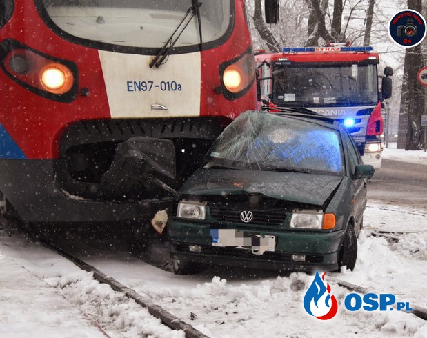 Kobieta z trójką dzieci w szpitalu po zderzeniu auta z pociągiem w Warszawie OSP Ochotnicza Straż Pożarna