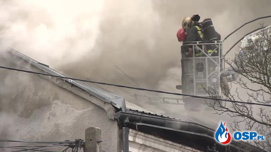 Dwie osoby zginęły w pożarze kamienicy pod Warszawą. W akcji 19 zastępów strażaków. OSP Ochotnicza Straż Pożarna
