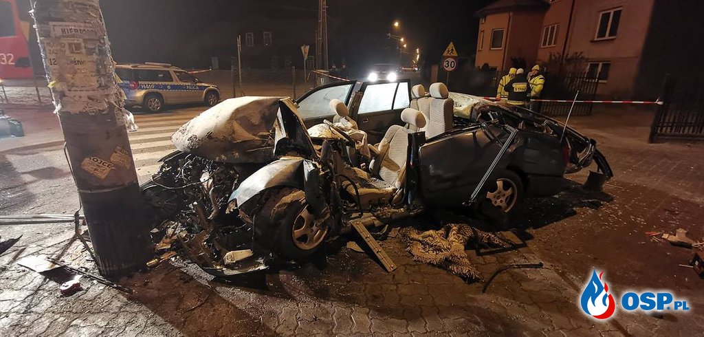 Mazda uderzyła w słup. Jedna osoba zginęła, dwie są ranne. OSP Ochotnicza Straż Pożarna