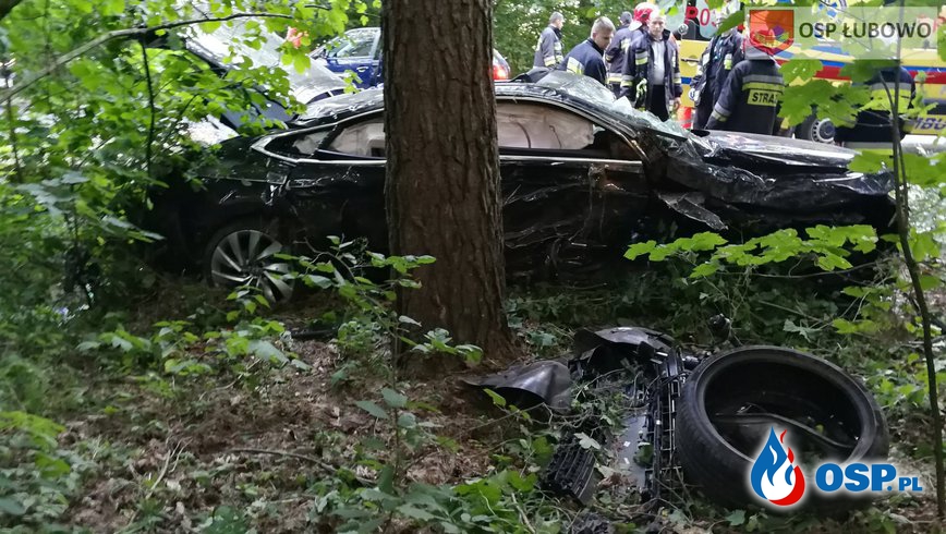 Volkswagen uderzył w drzewo. 5 osób zostało rannych w tym 4 dzieci. OSP Ochotnicza Straż Pożarna