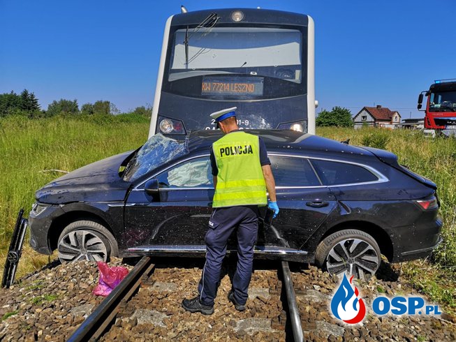 Tragiczny wypadek na przejeździe kolejowym w Wielkopolsce. Jedna osoba nie żyje. OSP Ochotnicza Straż Pożarna