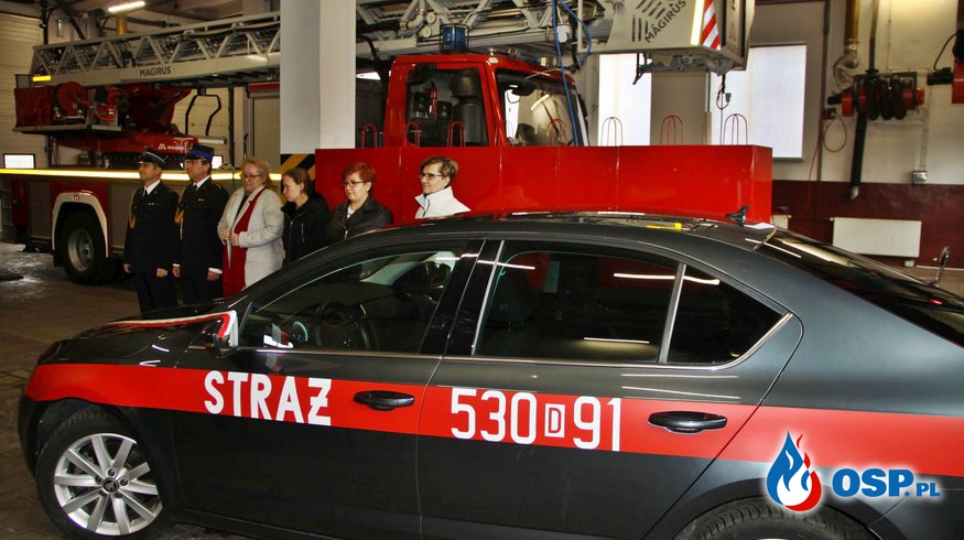 Urzędnicy z Polkowic przekazali swoją limuzynę strażakom OSP Ochotnicza Straż Pożarna