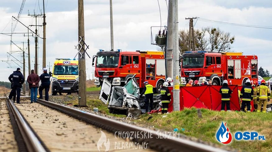 Tragedia na przejeździe kolejowym w Wielkopolsce. Zginął 35-letni kierowca. OSP Ochotnicza Straż Pożarna