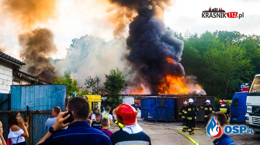 11 zastępów gasiło pożar w składzie budowlanym w Kraśniku OSP Ochotnicza Straż Pożarna