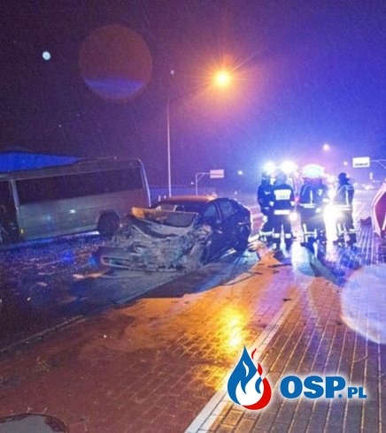 Czołowe zderzenie auta z busem. Kierowca samochodu zginął na miejscu. OSP Ochotnicza Straż Pożarna