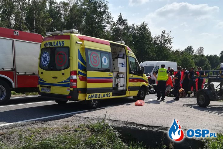 Motocyklista zginął po zderzeniu z busem. Wypadek na DK 44 w Skawinie. OSP Ochotnicza Straż Pożarna