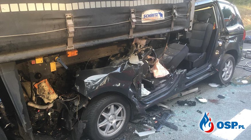 Volkswagen wbił się pod ciężarówkę. Kierowca nie żyje. OSP Ochotnicza Straż Pożarna